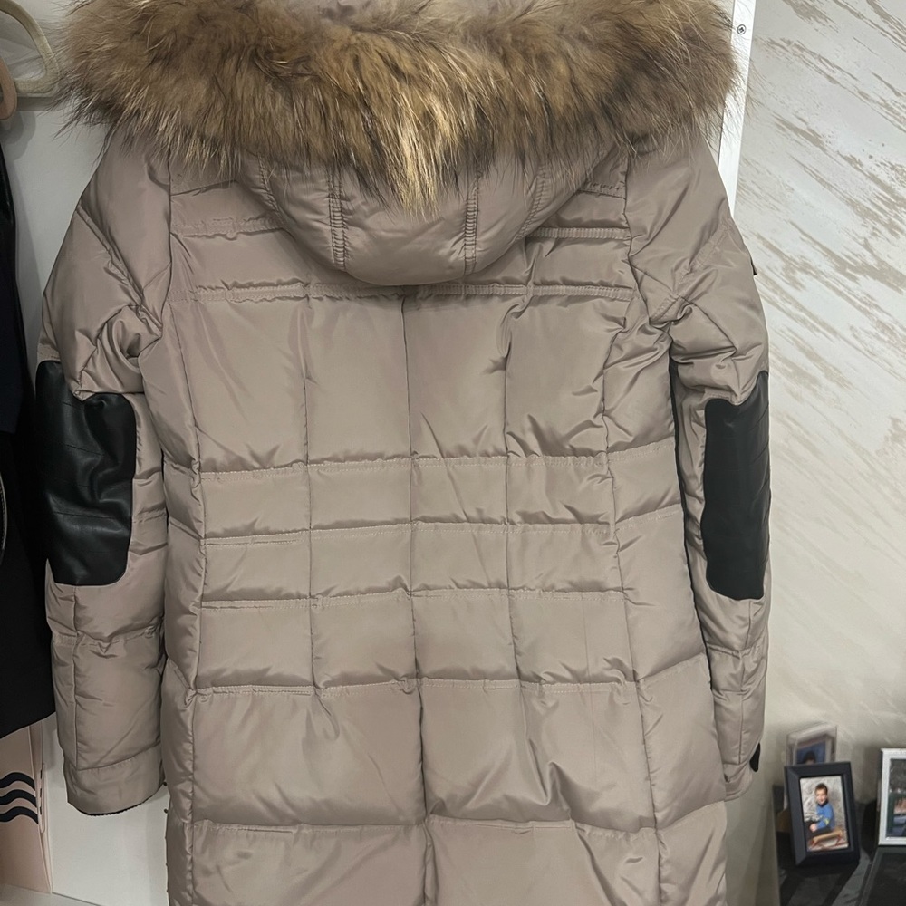 Down jacket with real fur - Picture 2 of 8